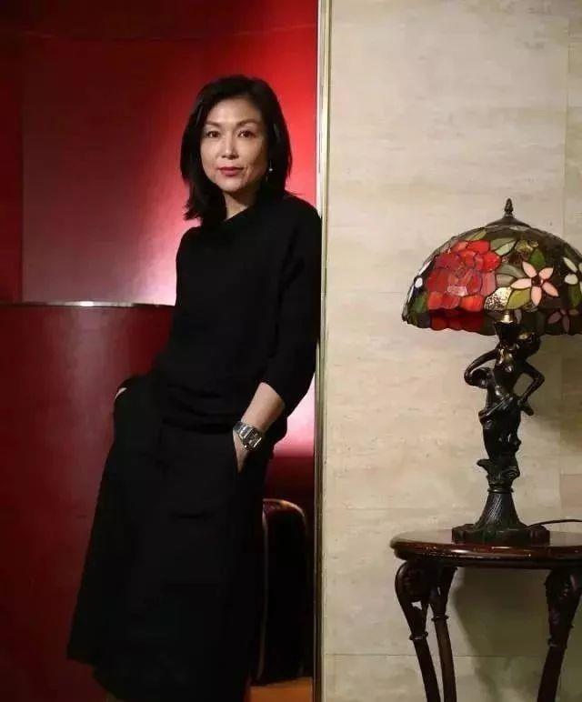 50岁港姐张凤妮,低调嫁入豪门连生3女,今被丈夫独宠21年很幸福_徐淑敏