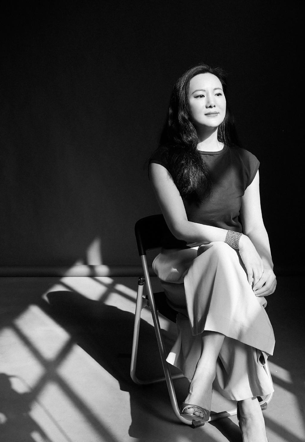 咏梅50岁不服老,罕见半身裙秀少女身段广受好评,佩戴手环像30岁_女性