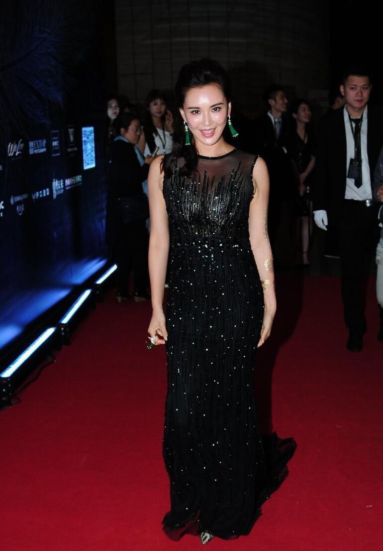 莫小棋身材也不是无可挑剔的,穿无袖裙有点露肉,但柔美气质不减_的