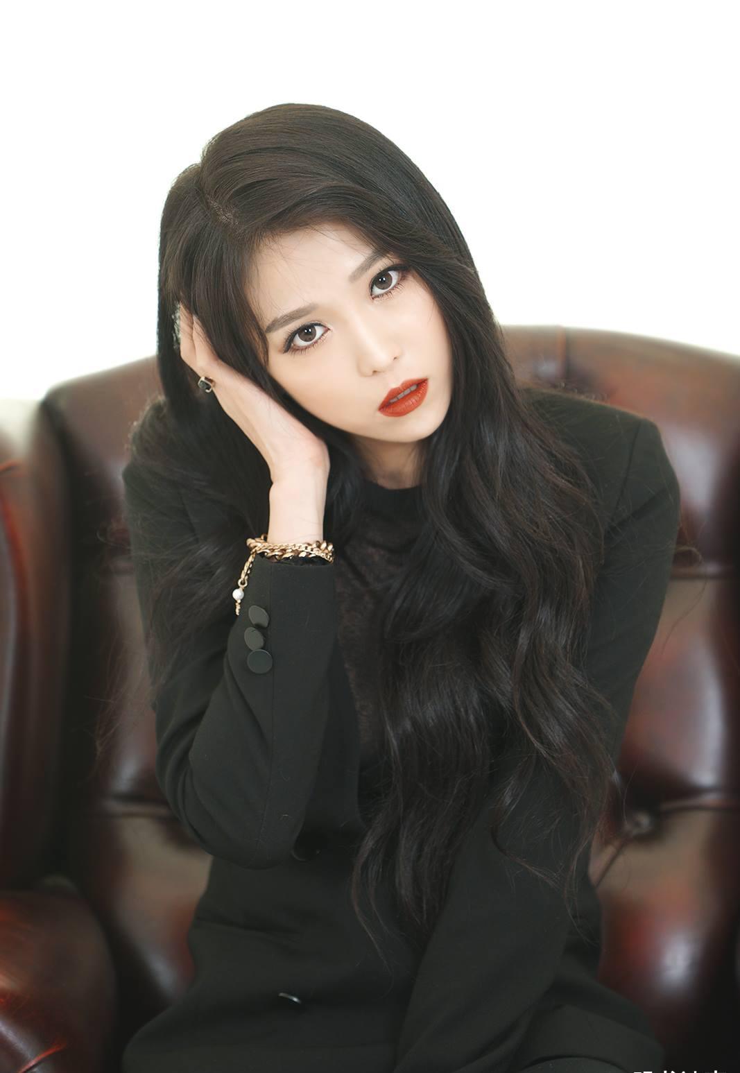 国外美女模特李恩惠,一身帅气的黑色西服穿搭,高冷的气场格外迷人