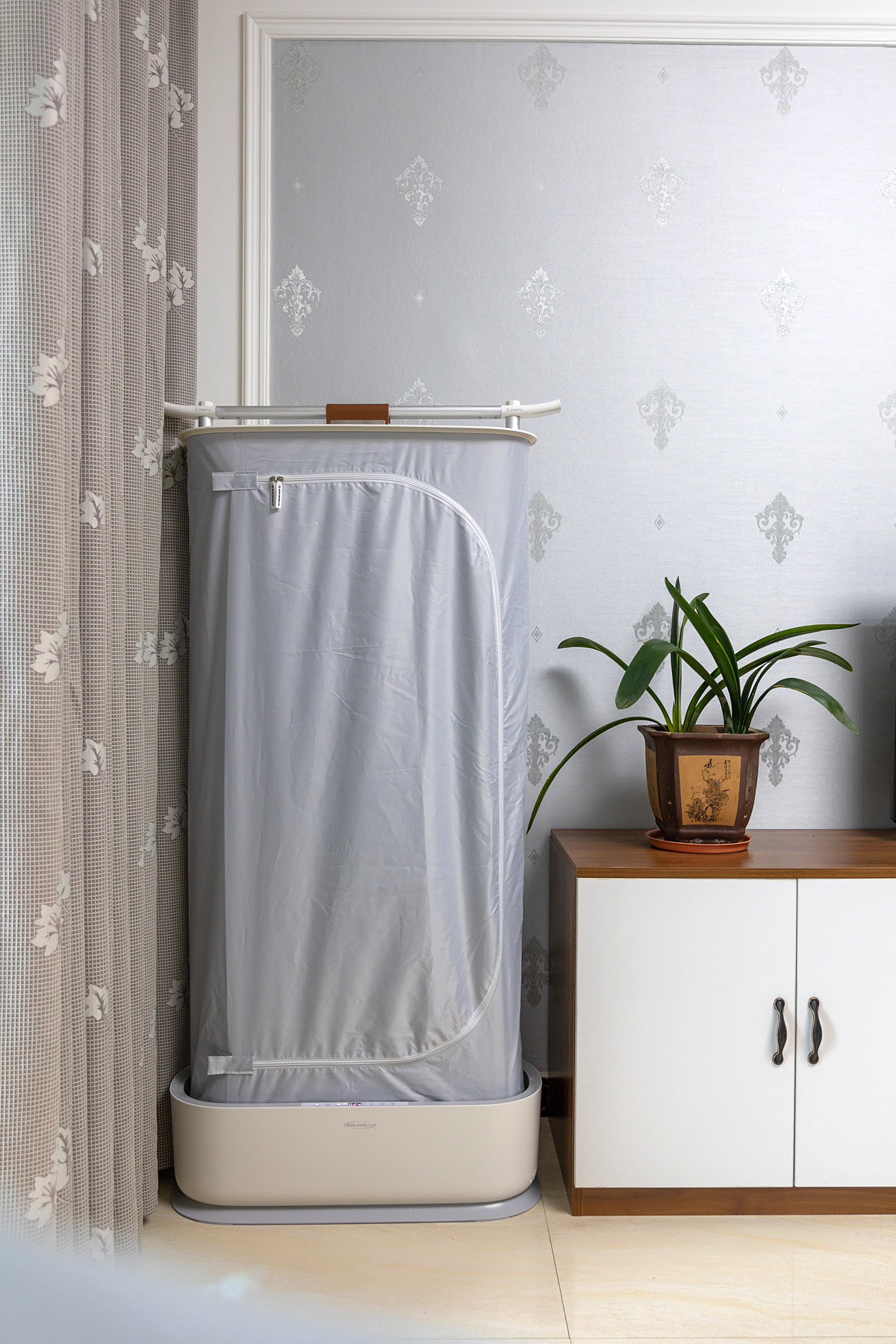 舒乐氏“全自动挂烫机”:能除皱,会烘干,家中衣物轻松护理