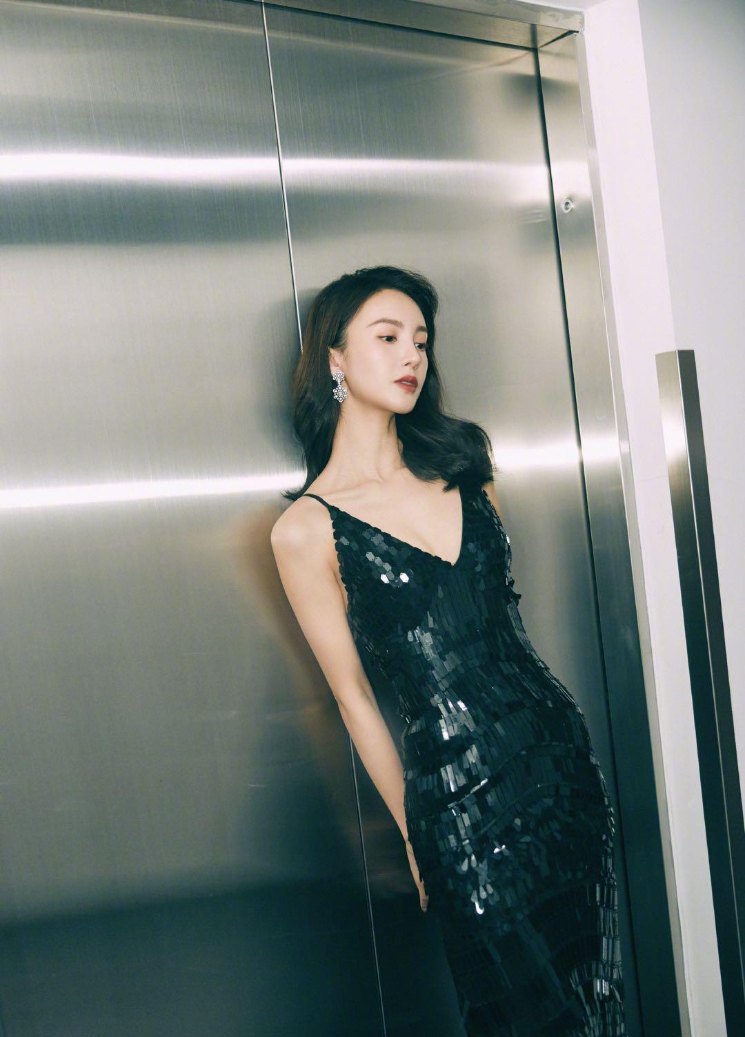 金晨一袭黑色皮裙秀出a4腰,尽显靓丽身材,不愧是校花级别_吊带_时尚