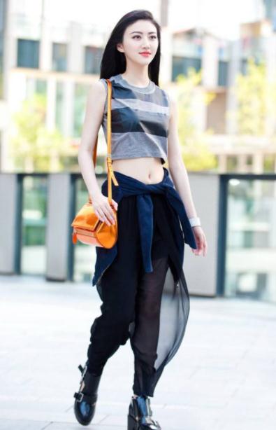 景甜不愧是甜甜公主,百变穿搭都能穿出甜美感,满满的吸睛效果_时尚