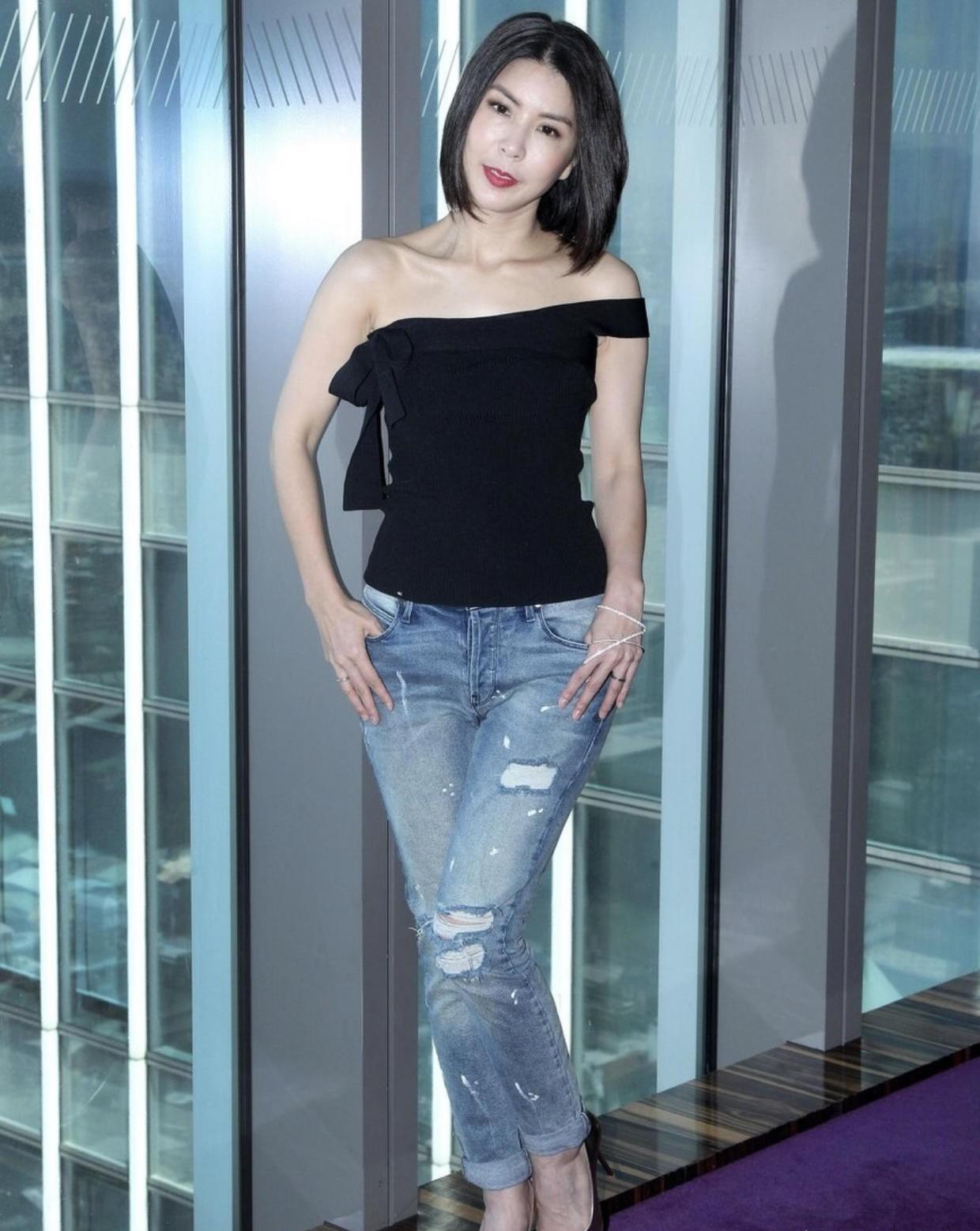 许茹芸惊艳到我了!黑色露肩上衣配牛仔裤清爽简约,美得洒脱不羁