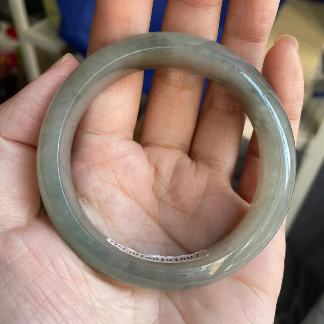 翡翠发灰是不是不好