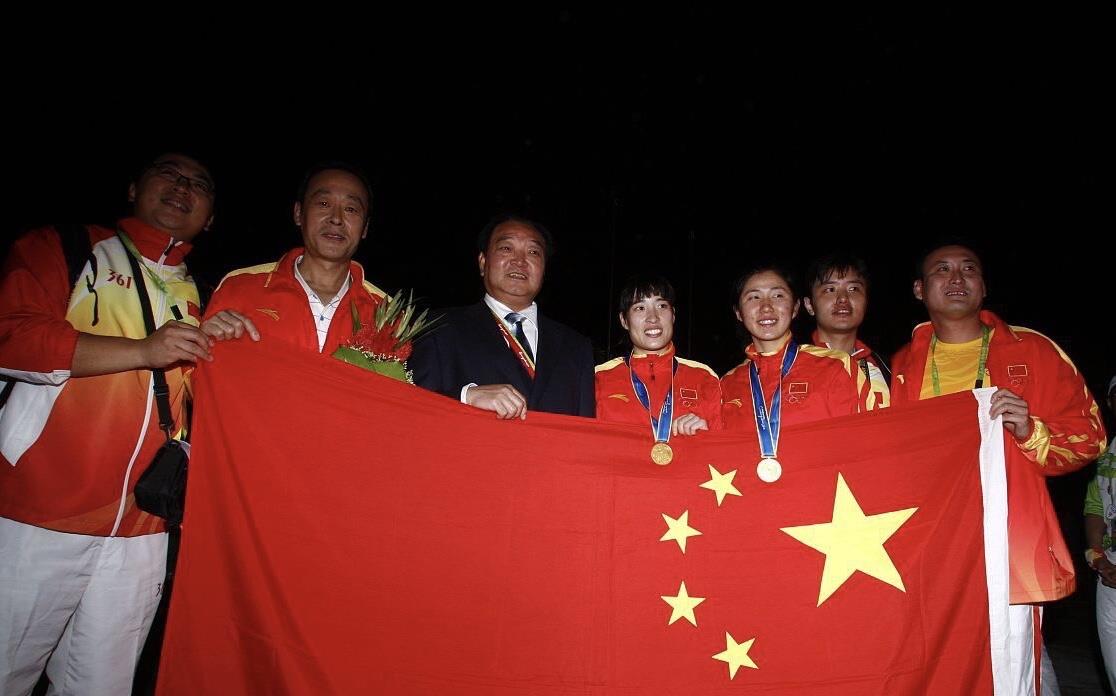 65岁奥运冠军许海峰头发花白,身体发福已认不出,住了30年单位房_射击