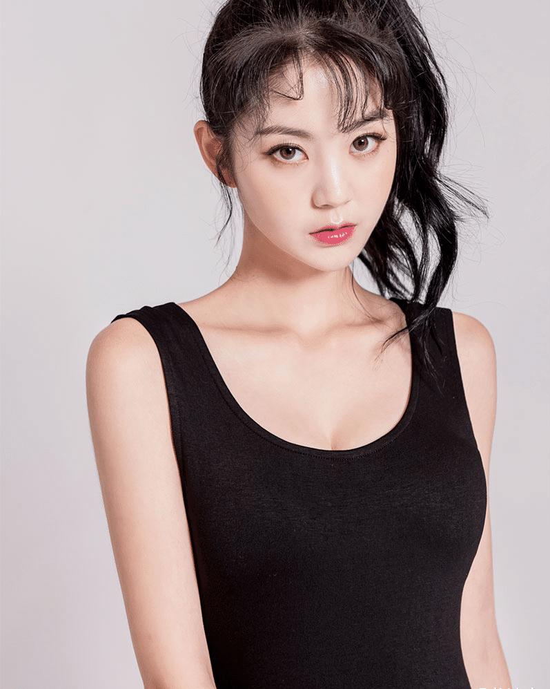 紧身连衣裙可以非常完美得衬托出美女模特的曼妙曲线,凹凸有致的好