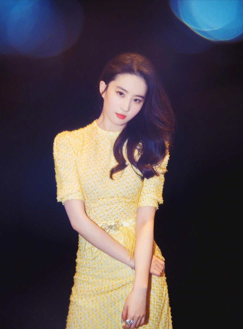 很多网友都知道刘亦菲其实是没有工作室的,这样自己选角色选剧本的她