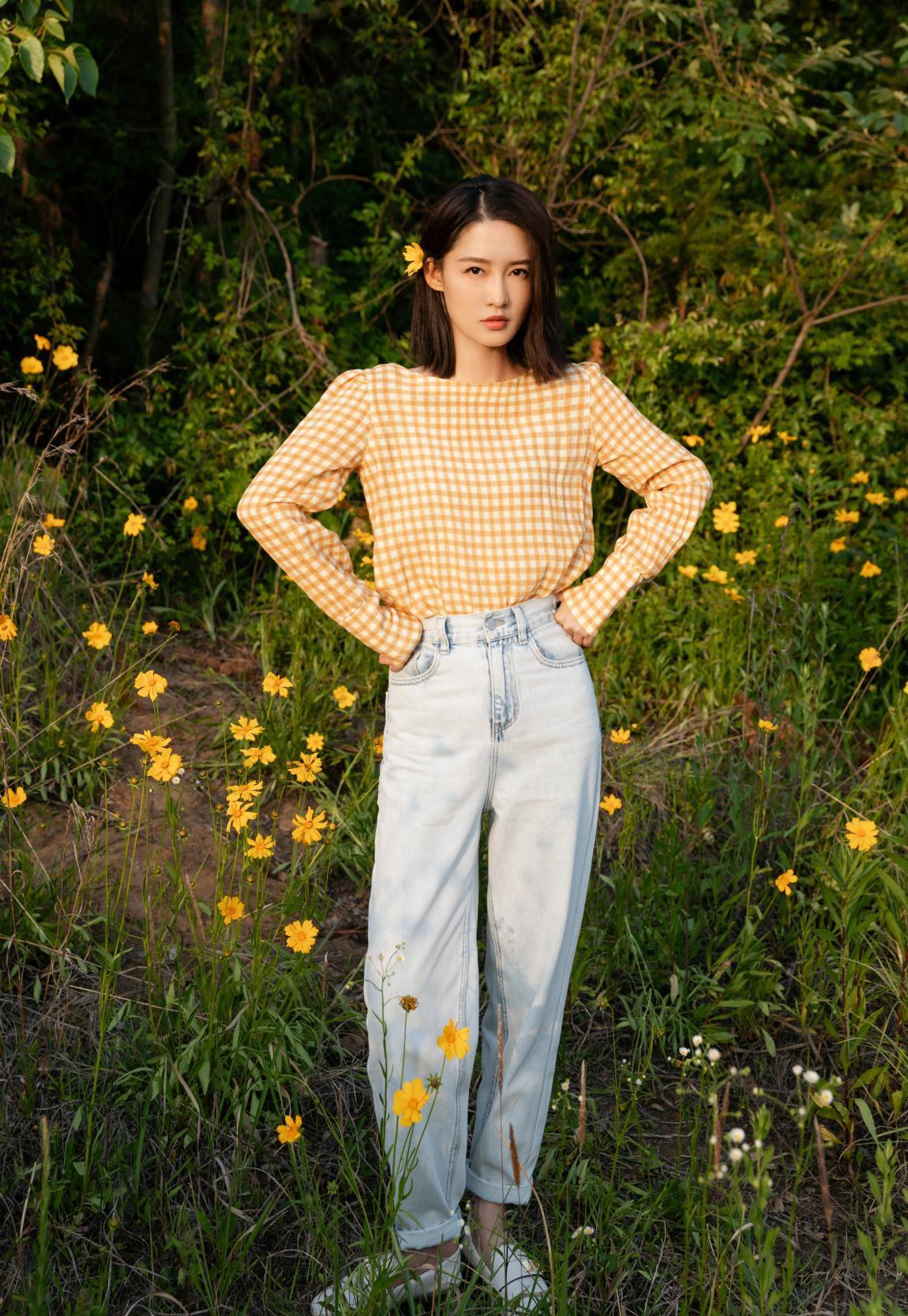 李沁的衣品绝了,法式上衣搭配牛仔半身裙,端庄优雅不失活力感_显得