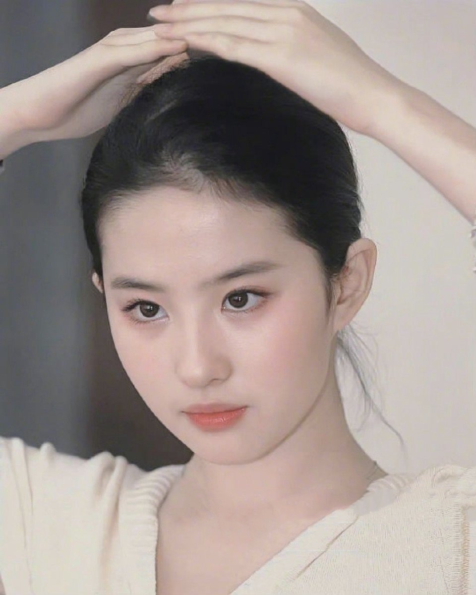 刘亦菲才是"纯欲风"的鼻祖,同款白开水妆容,易碎氛围感轻松拿捏_step