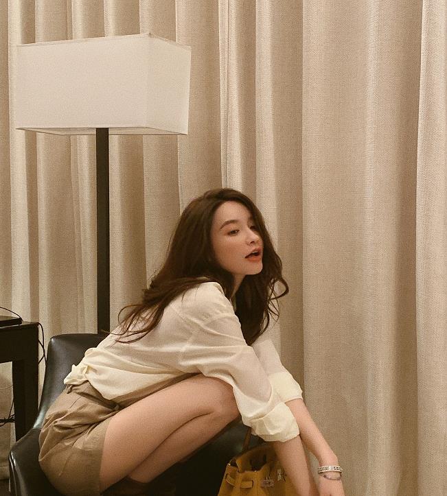 张大奕穿"遮肚卫衣",搭配壕包似女总裁,真不愧是千万流量网红_身材