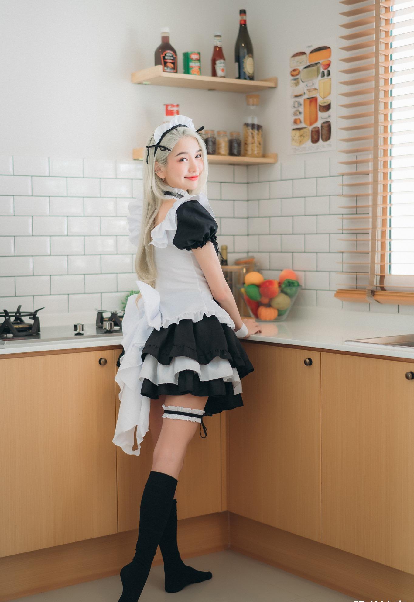 穿女仆装的青春美少女,绝美的颜值,动人的眼神,宅男看了会很心动_不