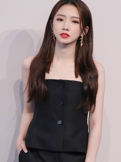 孟美岐的"流光水泥美甲"火了,以为会很丑,近看却显白不止一个度_整体