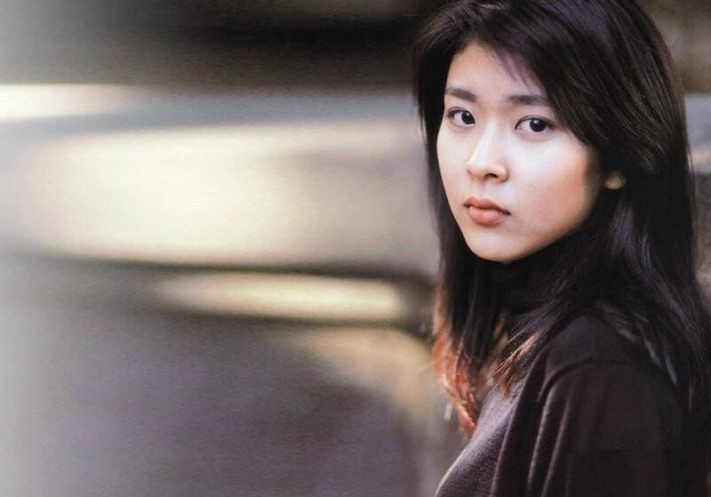 结语:在国外娱乐圈,松隆子是公认的"和泳衣形象无缘的偶像",因为家庭