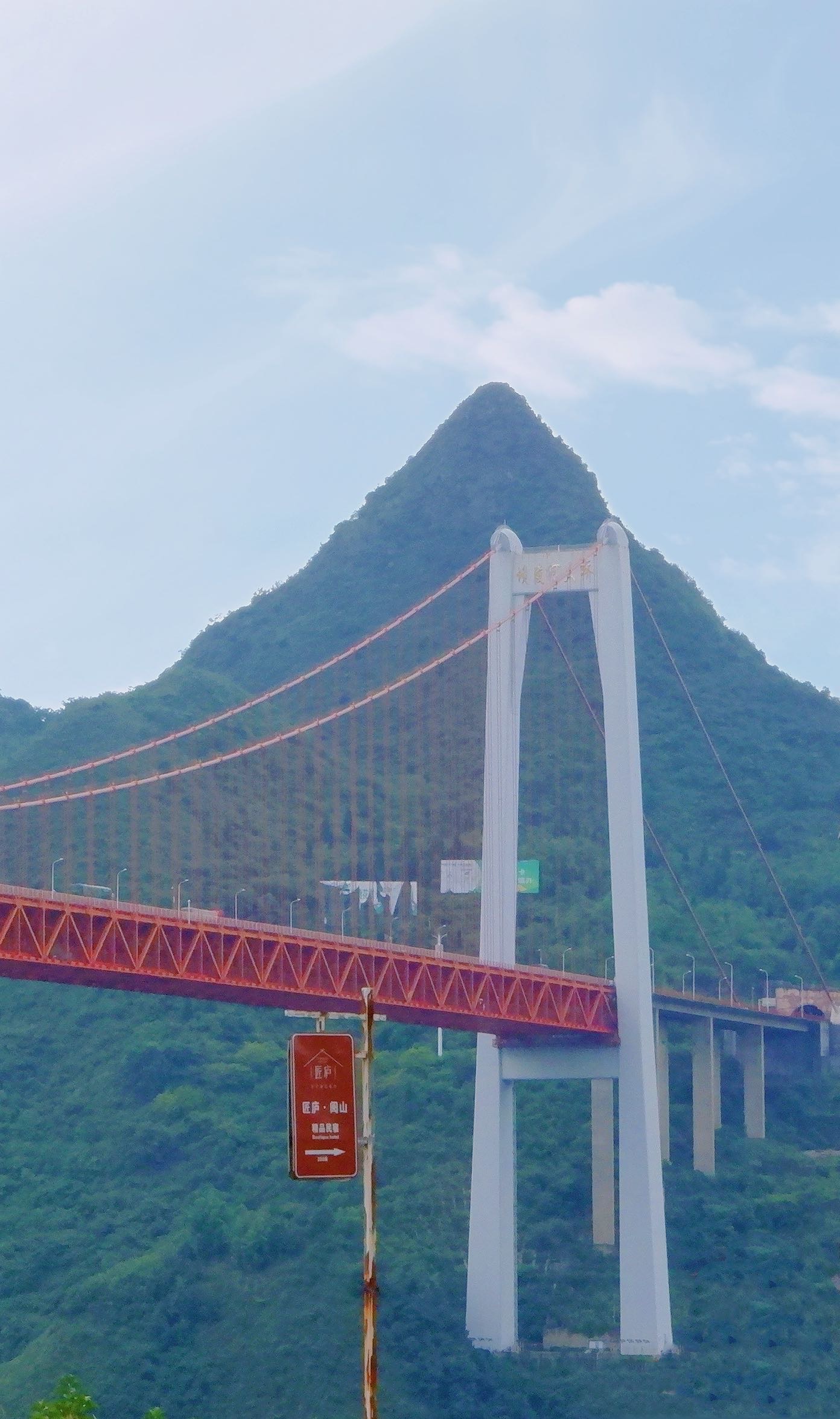 国内跨度第一的贵州悬崖大桥，1小时车程减为4分钟，打破世界纪录