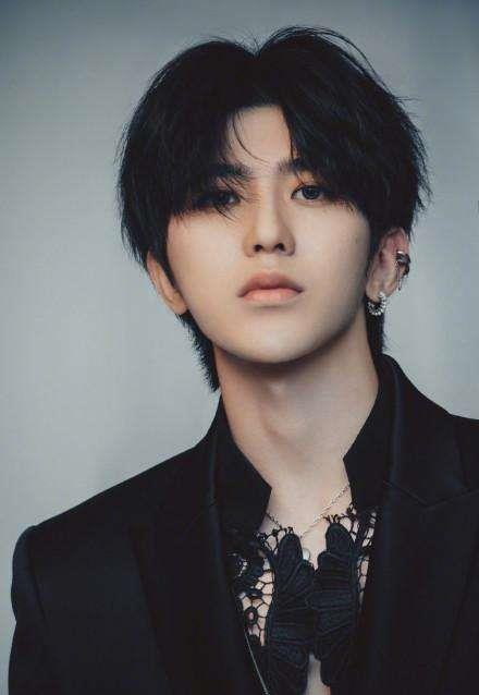 蔡徐坤西装配时尚"时尚衬衫",粉丝大喊脱外套_元素_衣服_黑色