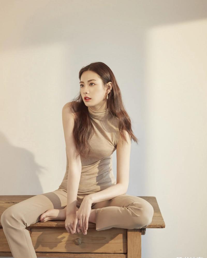 原创国外女歌手林珍娜高挑纤细的身材穿衣打扮很显高级感