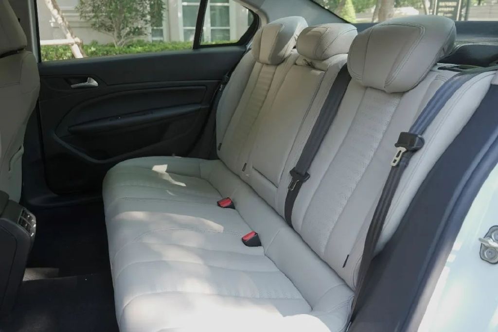 usb接口,中央扶手,杯架,同时后排座椅还可支持4/6比例放倒