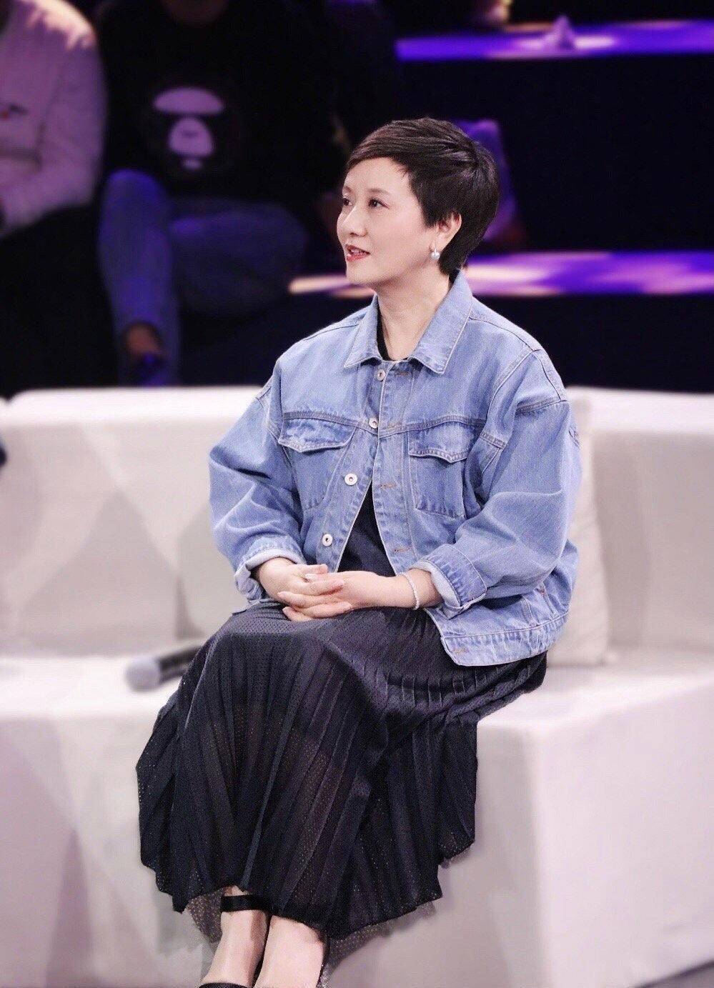 50后女人就该剪短发,看邓婕就知道,短发配一身黑打扮,好洋气_女性