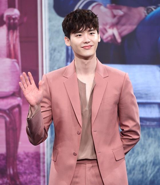 李钟硕这模特身材,加上白到发光的皮肤,穿啥都好看,穿粉色衣服,就让人