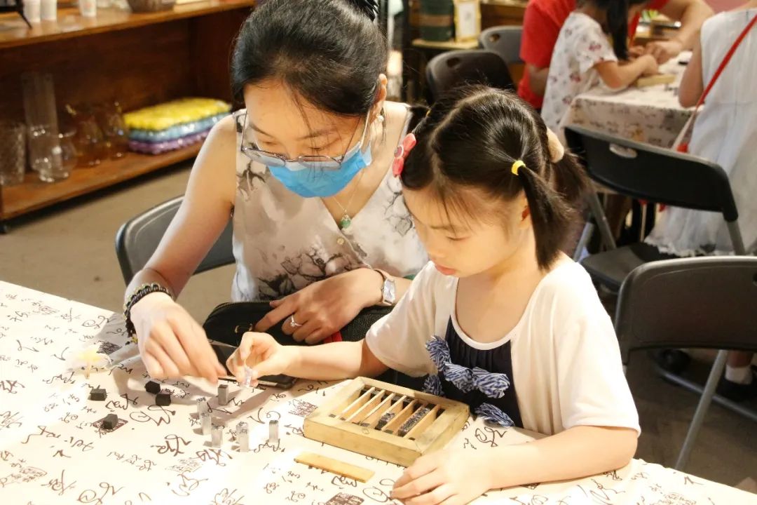 81420亲子半天探寻四大发明体验活字印刷的神奇魅力