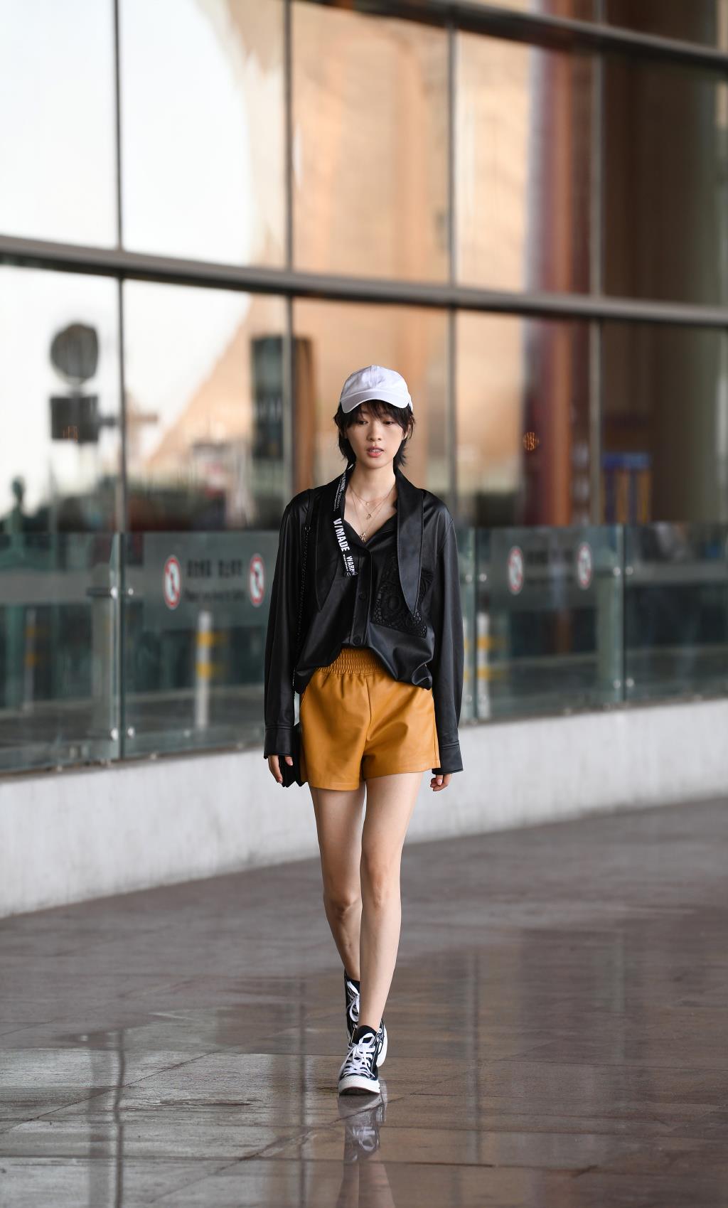 原创童瑶的腿也太直了吧穿上短裤后更抢镜腿长真是不输超模