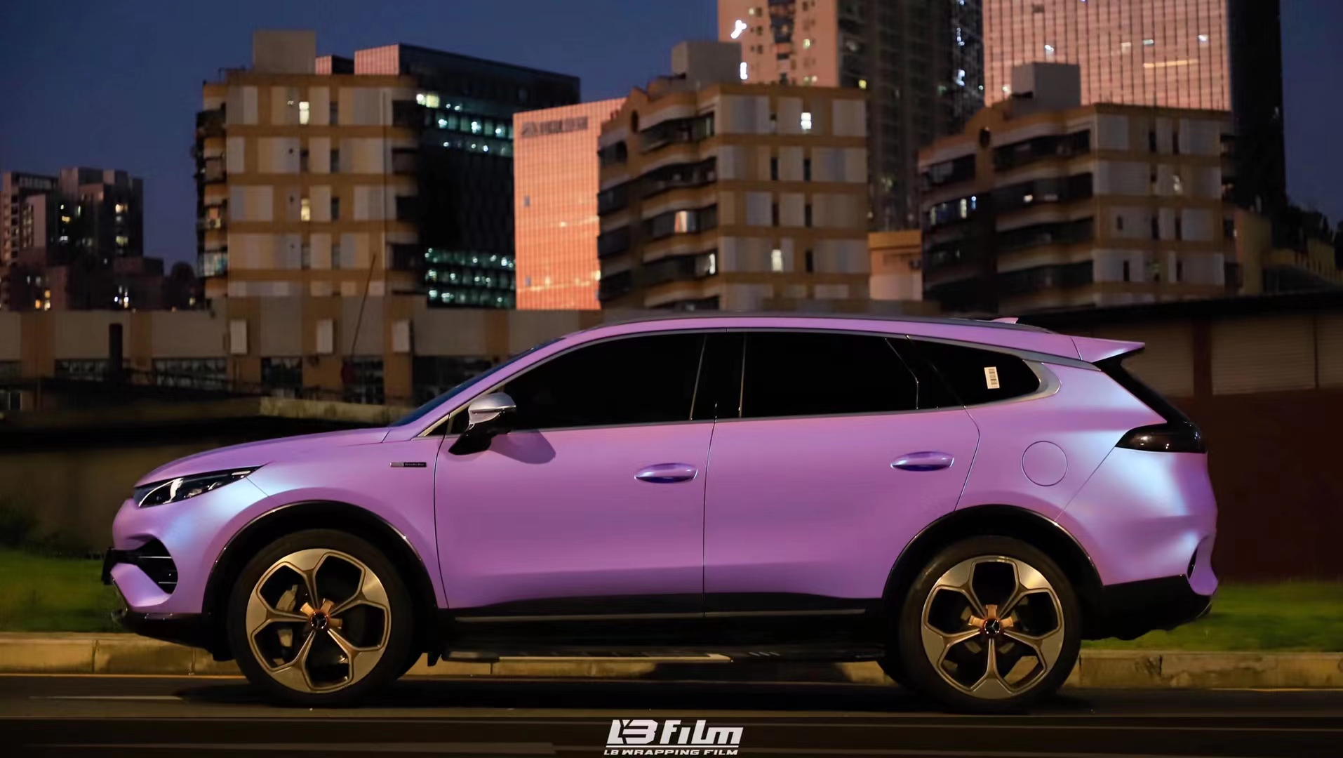 奔驰phev-lbfilm改色膜梦幻极光蓝,带有光很耀眼的蓝色_搜狐汽车_搜狐