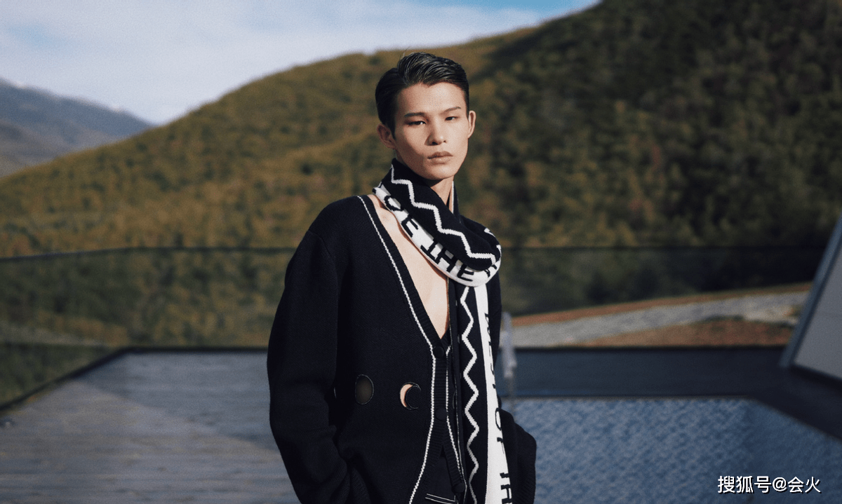 系蝴蝶肚兜身材骨感,被嘲太过俗气_穿着_网友_酷帅