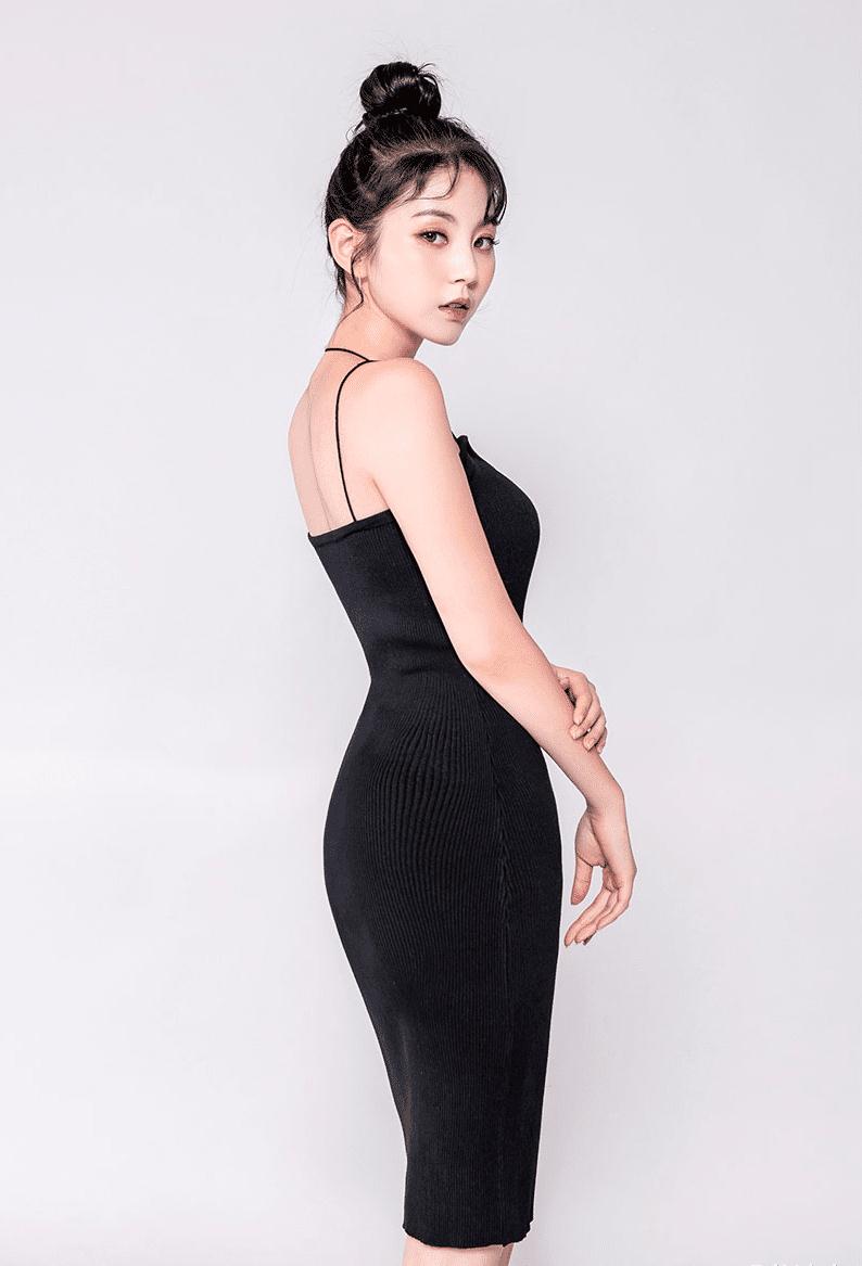 穿黑色紧身连衣裙的美女模特,凹凸有致的曼妙身材,时尚又妩媚_曲线