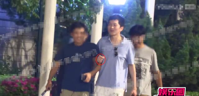 原创马思纯张哲轩正式公布恋情，男方晒出女友视角照片，高调互动引发热议