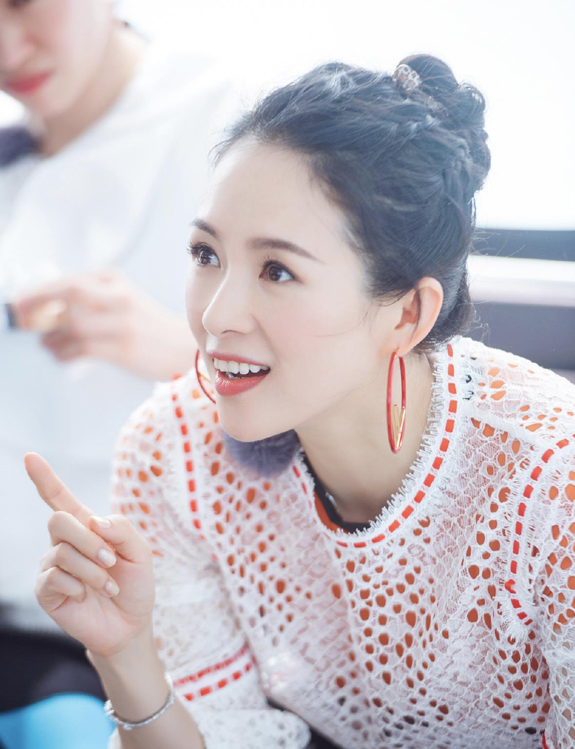 章子怡图中这类大耳圈,无论是颜色的提亮点缀,还是大小对比之下的显