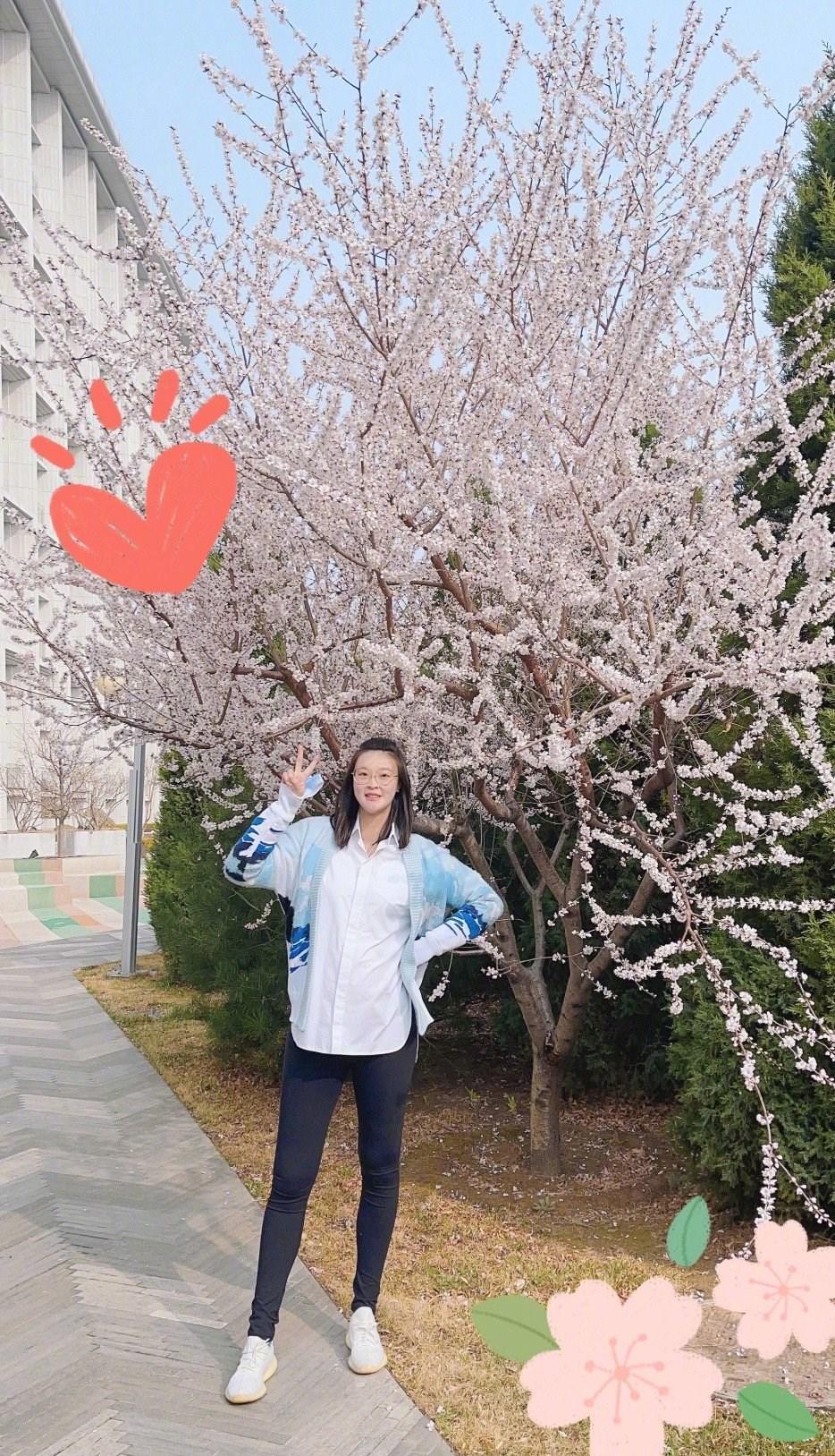 惠若琪晒出游照,穿条纹衬衫裙很有少女感,手拿花束藏不住孕肚_身材