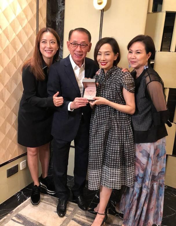 活越年轻,和大14岁老公似父女,难怪被张国荣赞漂亮_哥哥_节目_区丁平