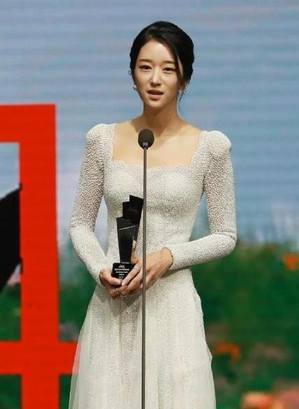 "水蛇腰"徐睿知穿连衣裙,依旧遮掩不住腰细,颜值能碾压众女星_身材