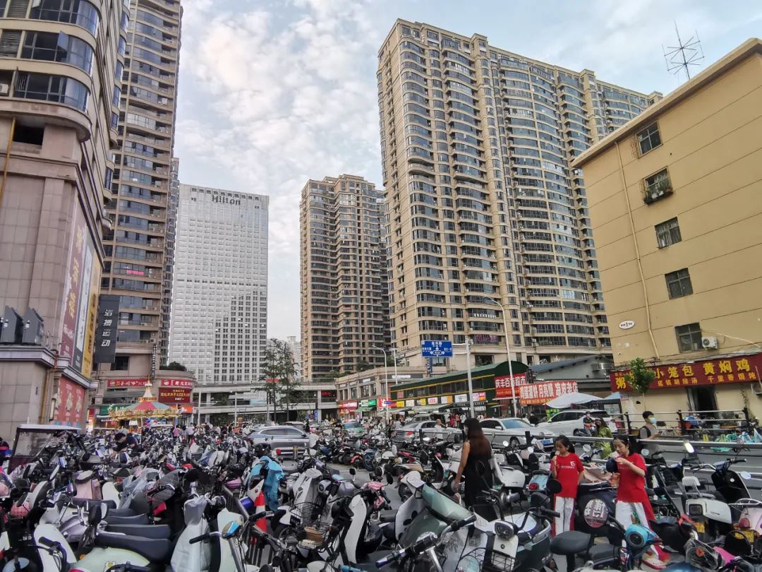 在众多优势加持下,郑州曼哈顿广场在当时被评为"最具投资价值"楼盘