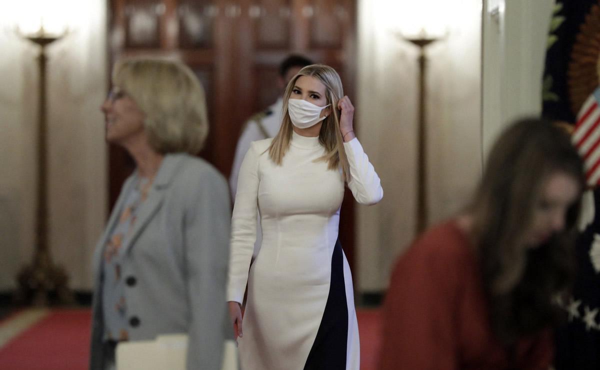 伊万卡气质真不错,蓝白条纹衬衫配深蓝牛仔裤,简洁清爽很大气_白色