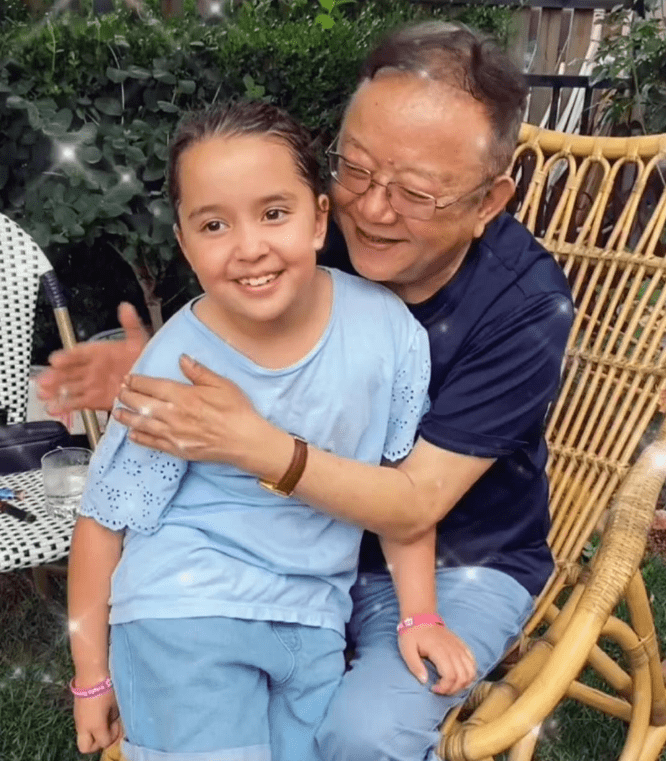 原创72岁王刚与外孙女同框两人五官太像祖孙俩亲密互动惹女儿吃醋
