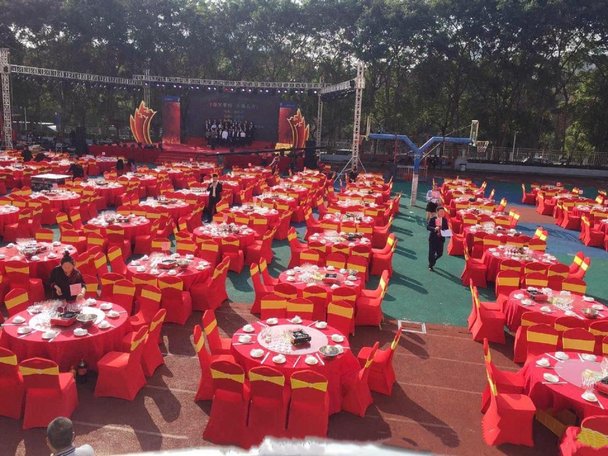 湖南一大爷白嫖土豪婚宴,竟还喝光2瓶茅台,结局真解气_众人_酒席_年轻