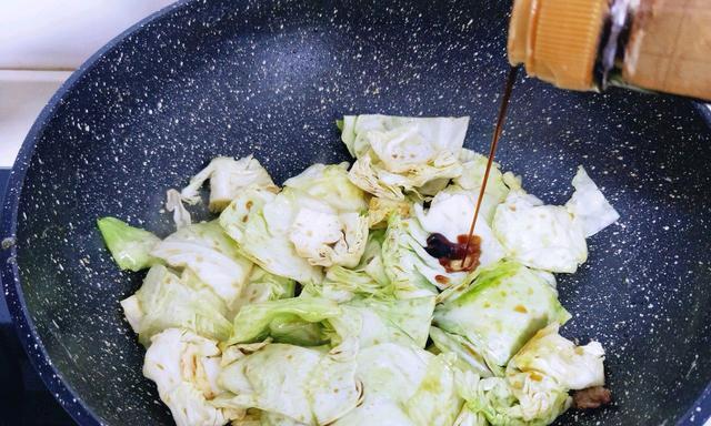 捲心菜的家常做法,加入蝦仁,味道更鮮美,好吃又營養_食材_醬牛肉_蒜末