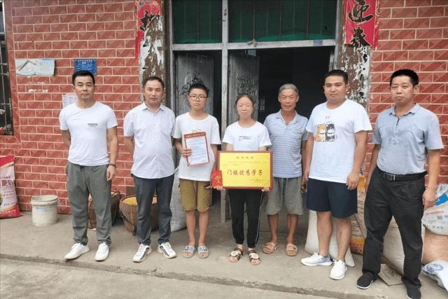 阳新县龙港镇:这个村的奖励创举火了_门楼_学子_刘志远