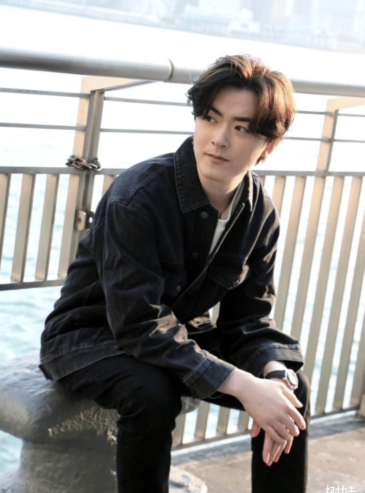 伟霆师弟拍电影从高处坠落,当场昏迷十分钟,抢救后已出院返港_洪卓立