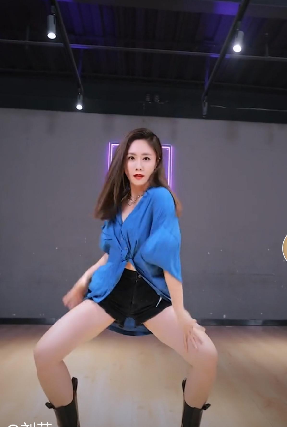 39岁刘芸火辣热舞,穿超短裤露白美大长腿,扭小蛮腰身材好时尚_郑钧