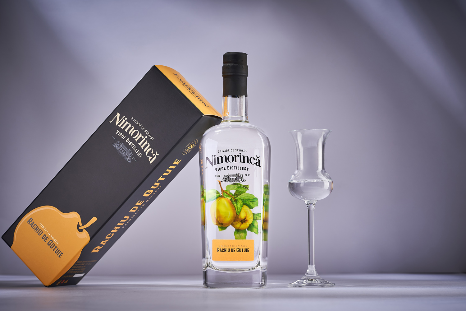 高端大气玻璃透明的果味酒包装设计以原料加强品类!