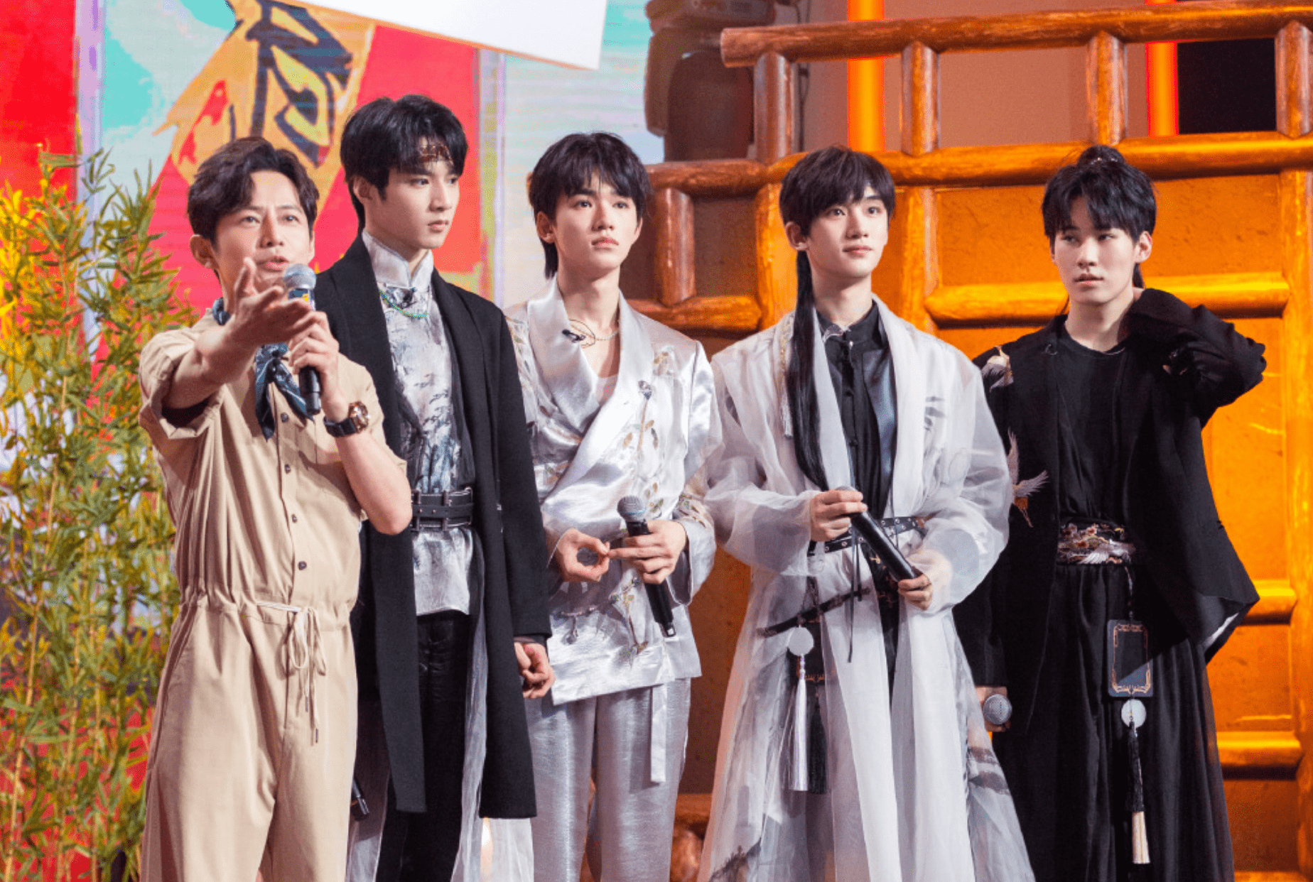 快乐家族接纳19岁丁程鑫,引发如潮争议,他会是第2个王一博吗?