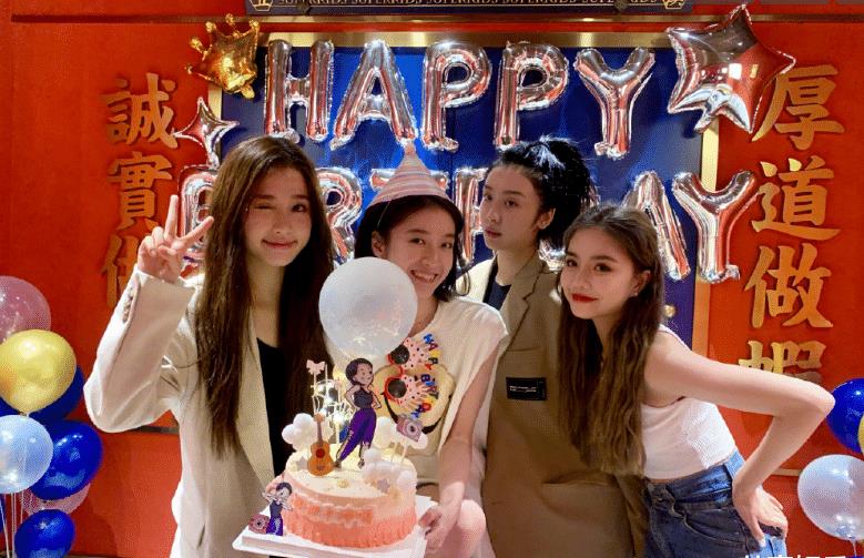 原创张雪迎23岁生日发博庆生见到她晒的姐妹合照这奇妙的朋友圈