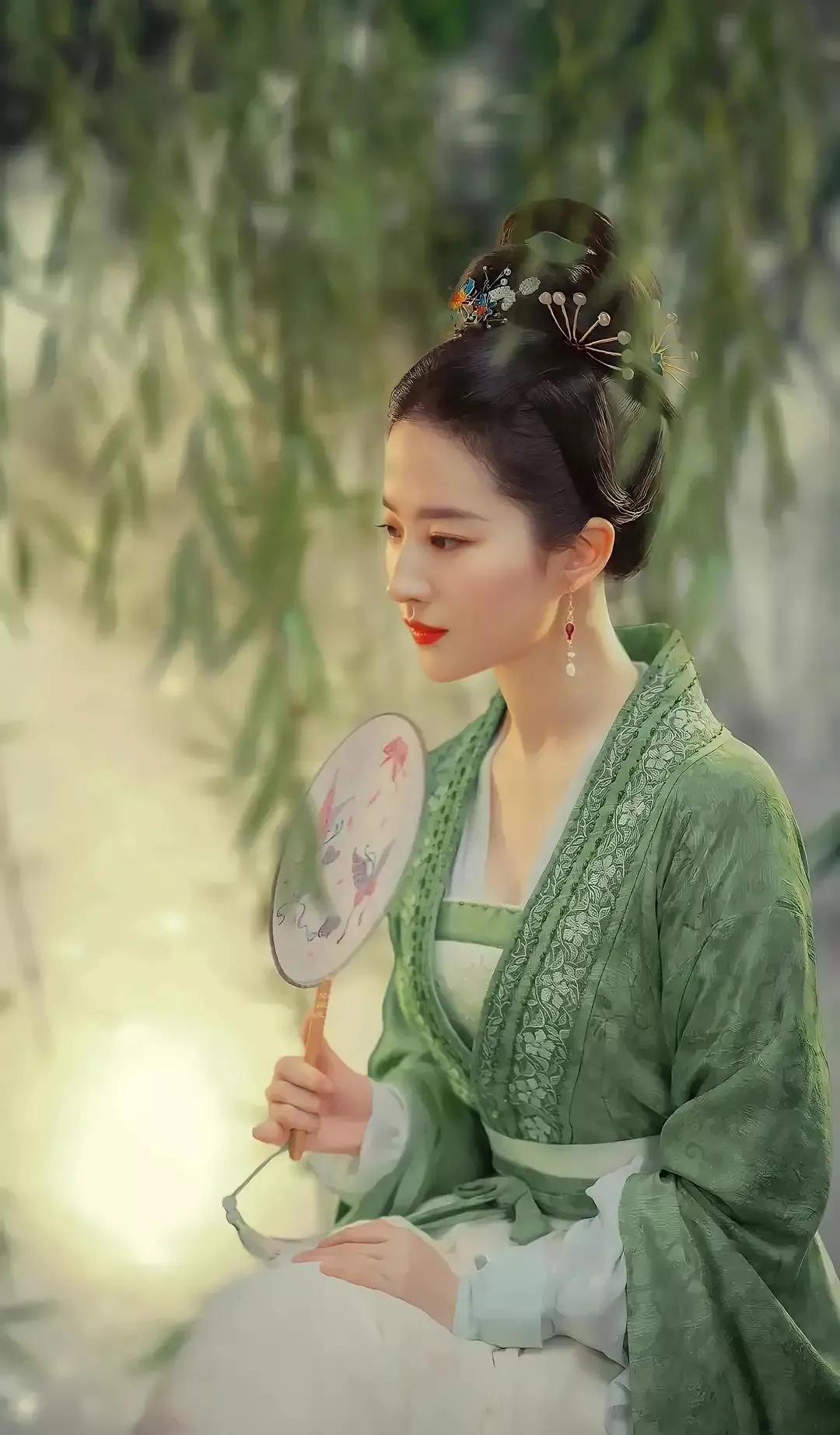 欣赏绿衣美女图片!