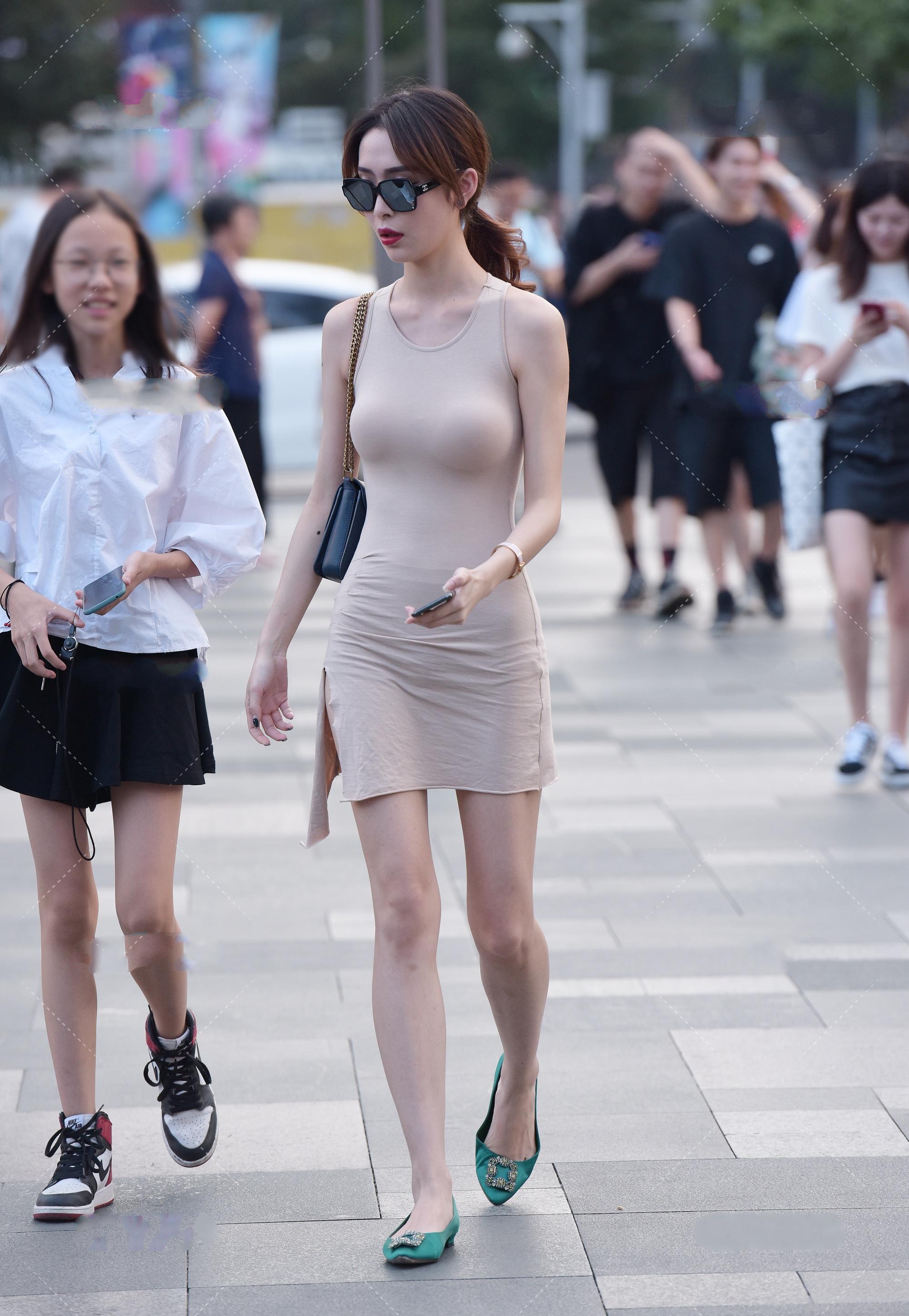 肤色紧身连衣裙搭配绿色尖头鞋,时尚惹眼,一眼廉价的