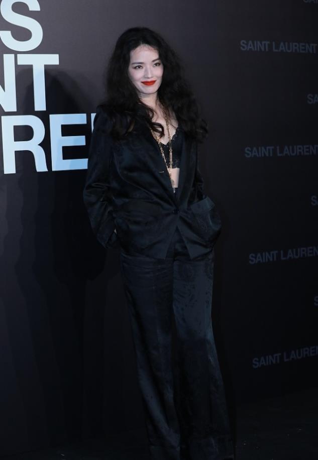 舒淇这造型真是美得不像话,红唇卷发配吸烟装,举手投足皆时尚_黑色