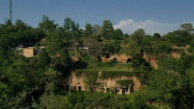 据史料记载,"秦宁公葬西山大麓,故号秦陵山也.