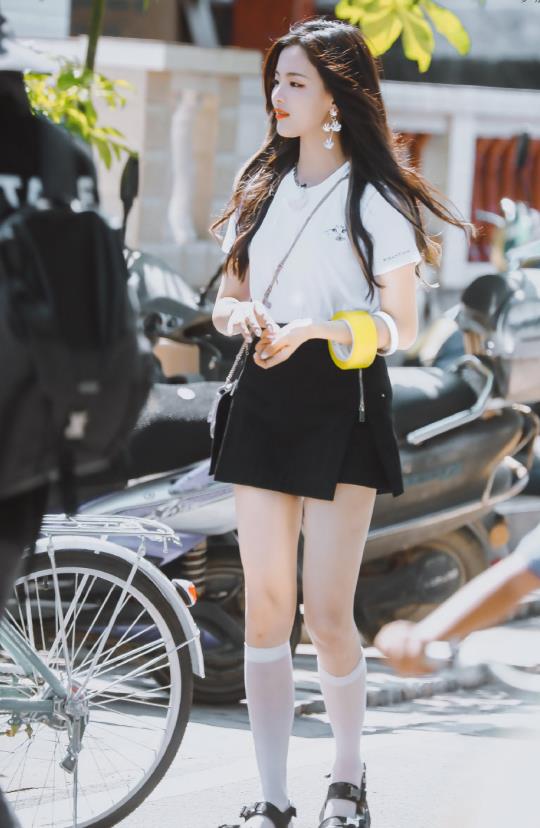 难怪杨超越从不穿"时尚牛奶袜",首次尝试后,这效果太真实了_款式_look